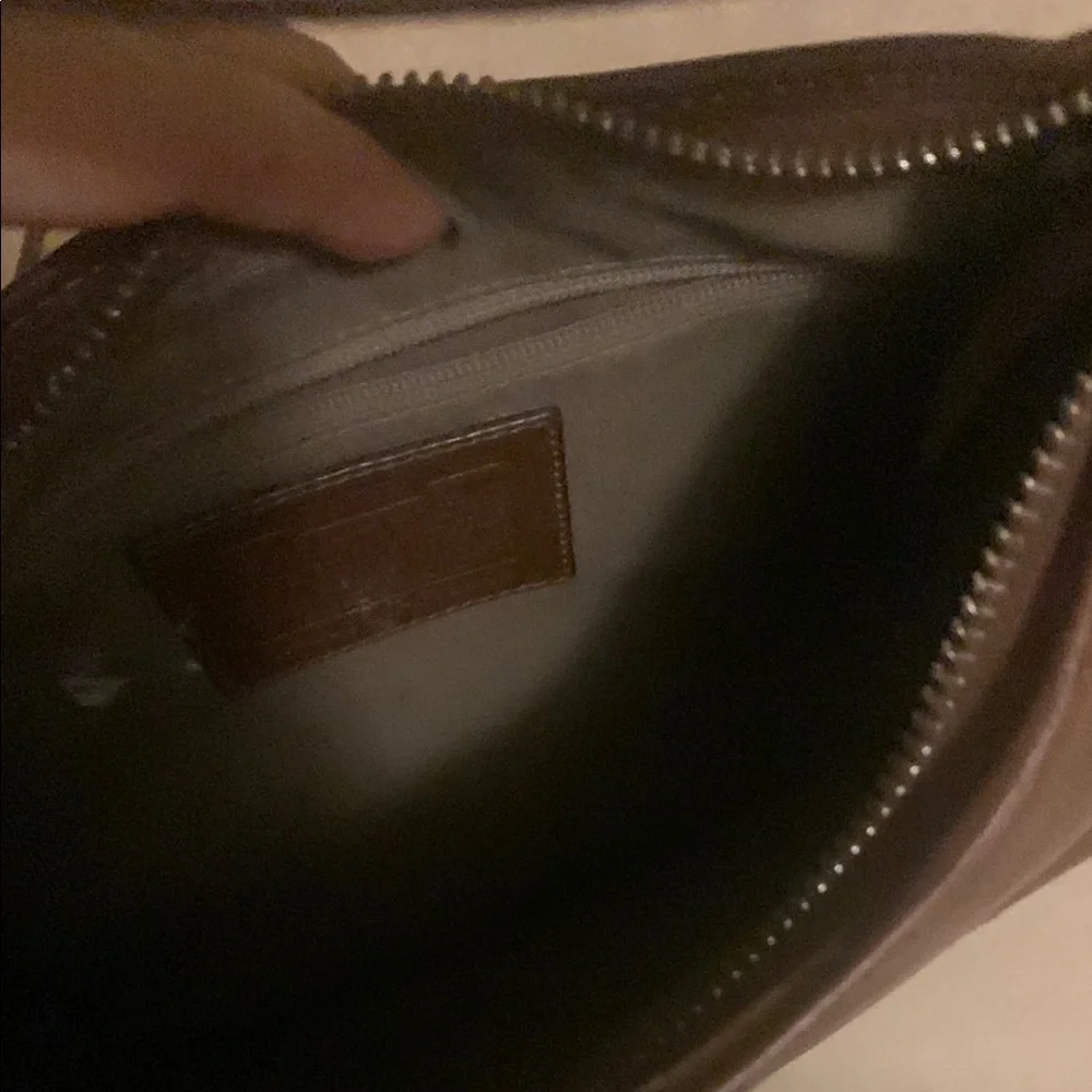 Elegant Brown Leather Shoulder Bag - Picture 3 of 9